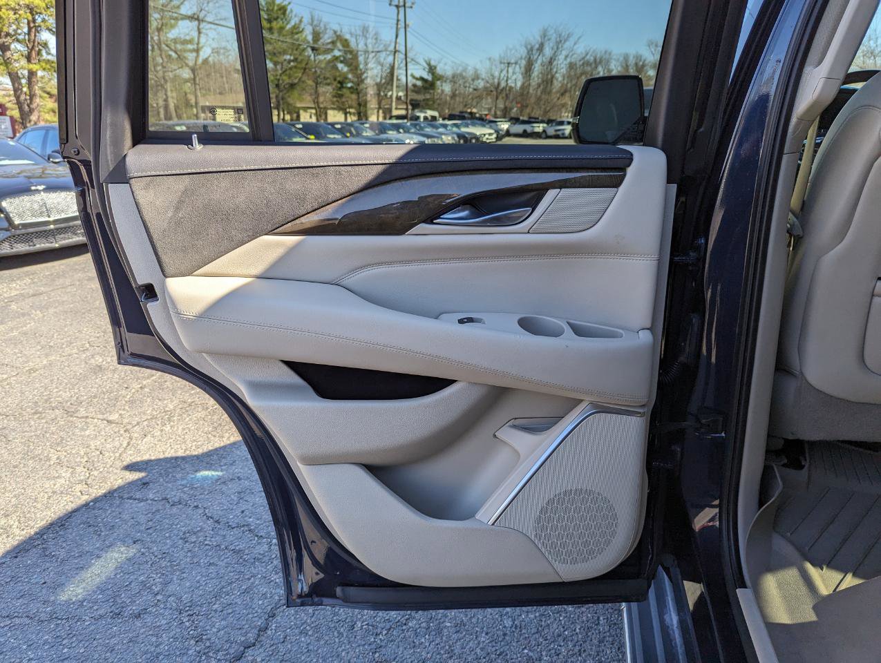 Used 2019 Cadillac Escalade Luxury w/ LPO, Radiant Package image 36