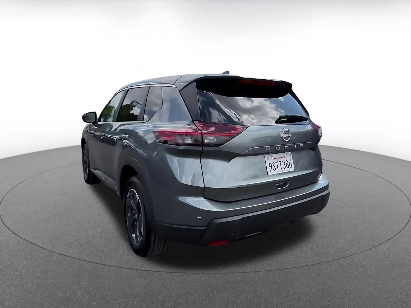 Used 2025 Nissan Rogue SV FWD image 11