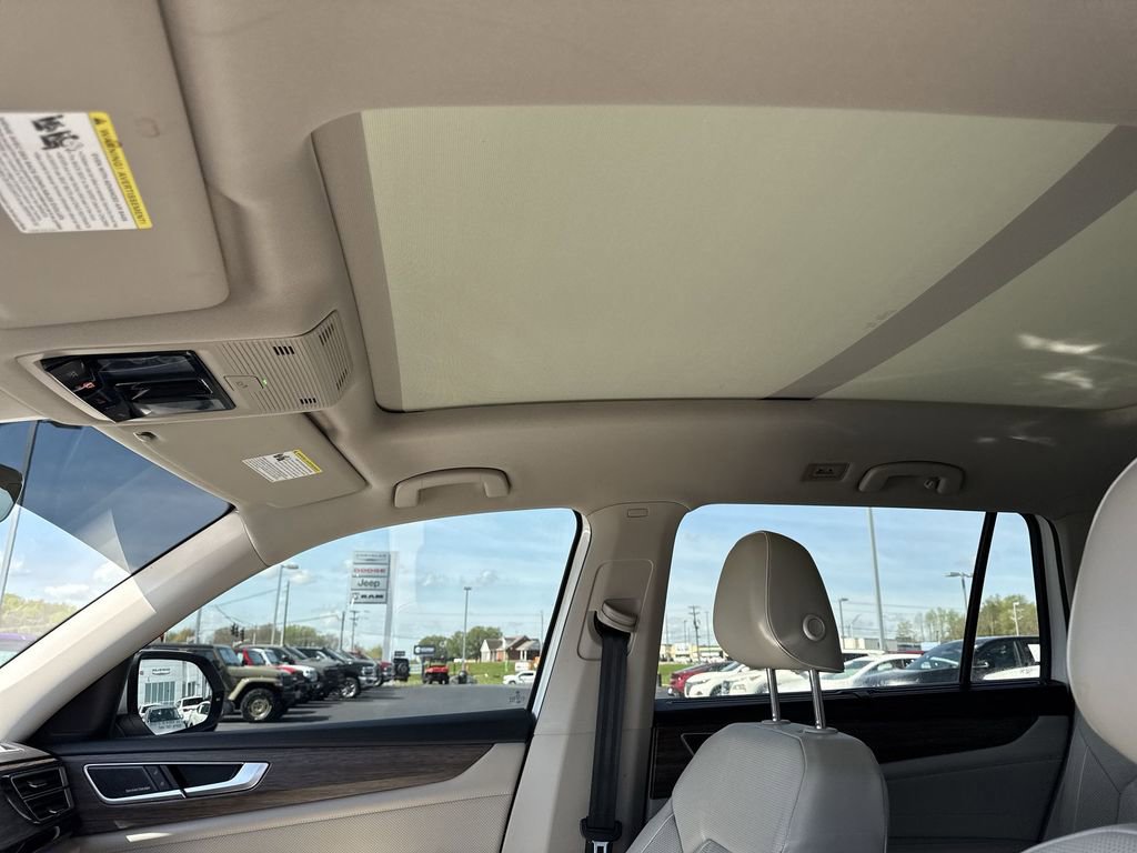 Used 2024 Volkswagen Atlas SEL Premium R-Line image 22