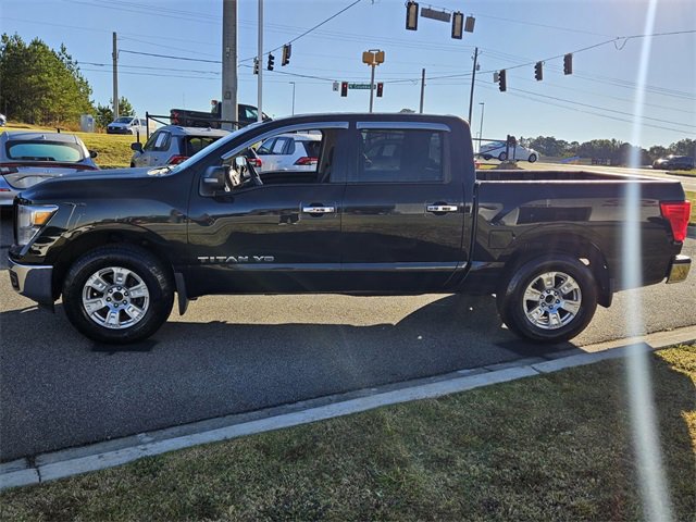 Used 2019 Nissan Titan SV image 3