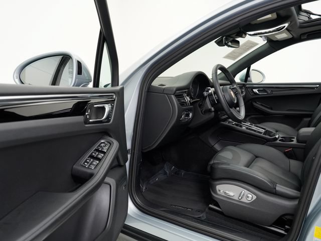Certified 2026 Porsche Macan AWD/4WD image 34