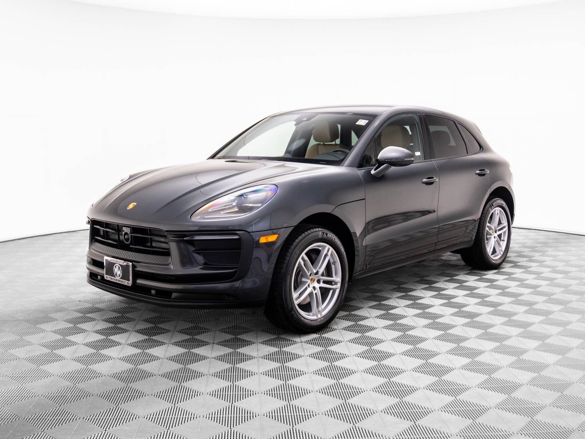 Certified 2025 Porsche Macan image 1