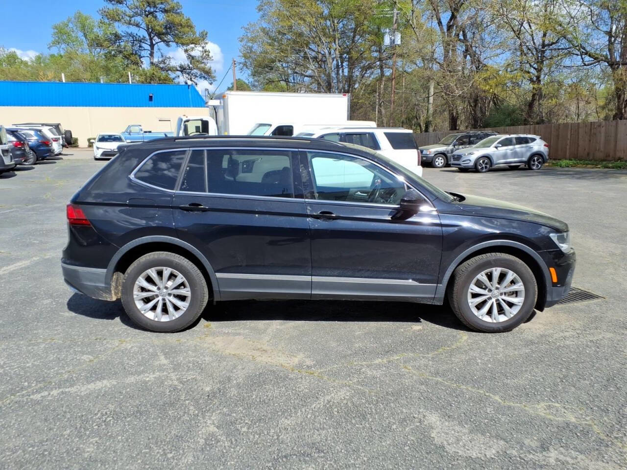 Used 2018 Volkswagen Tiguan SE w/ Panoramic Sunroof Package FWD image 2