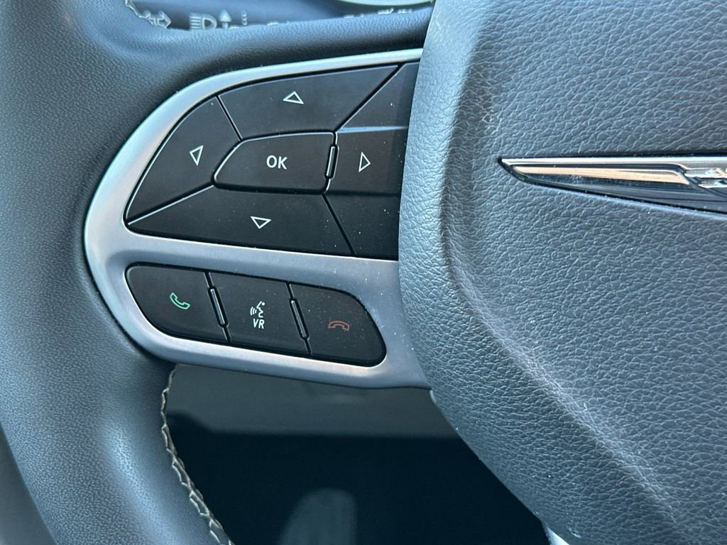 Used 2023 Chrysler Pacifica Touring-L image 25