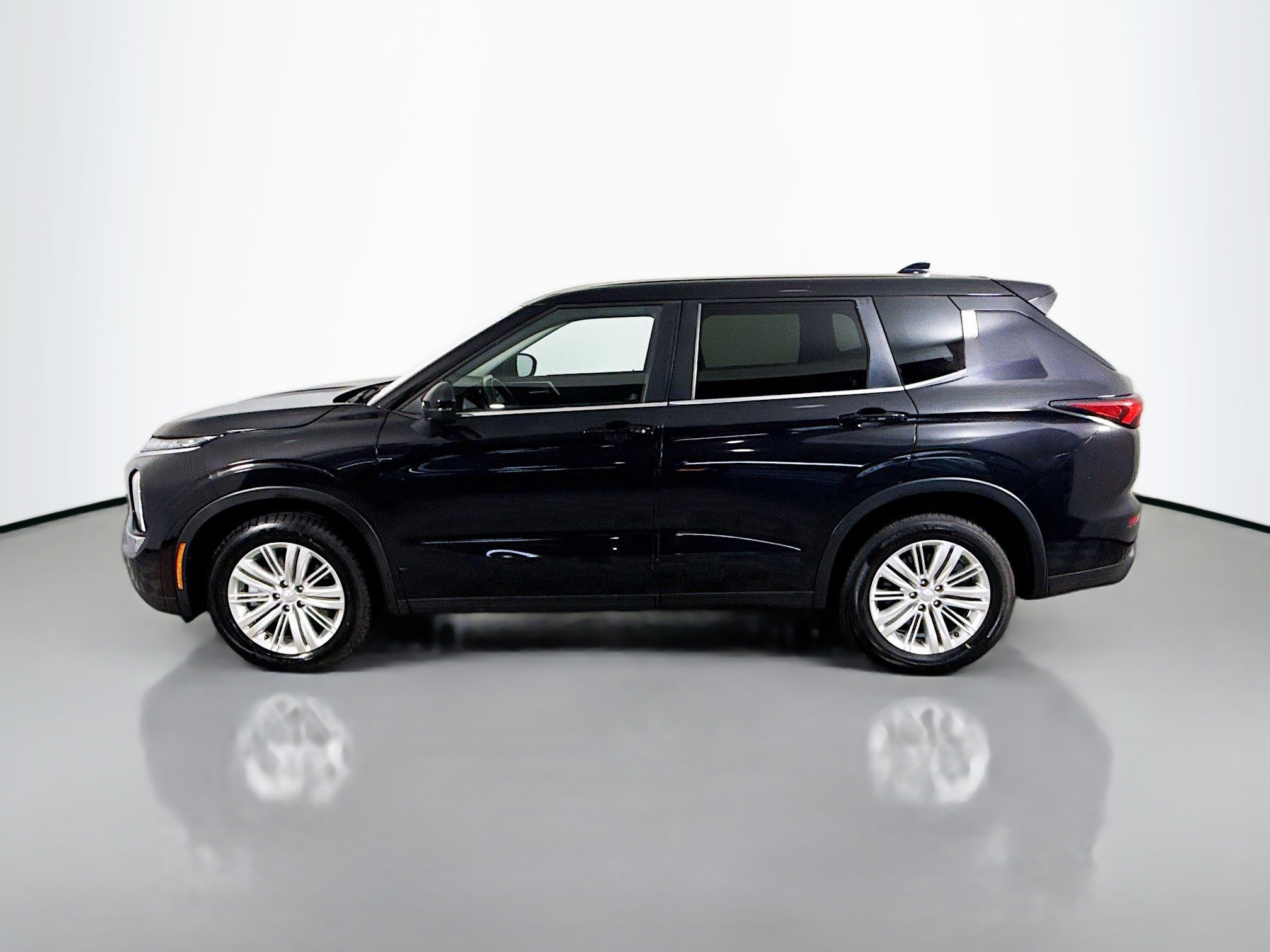 Used 2024 Mitsubishi Outlander ES image 6