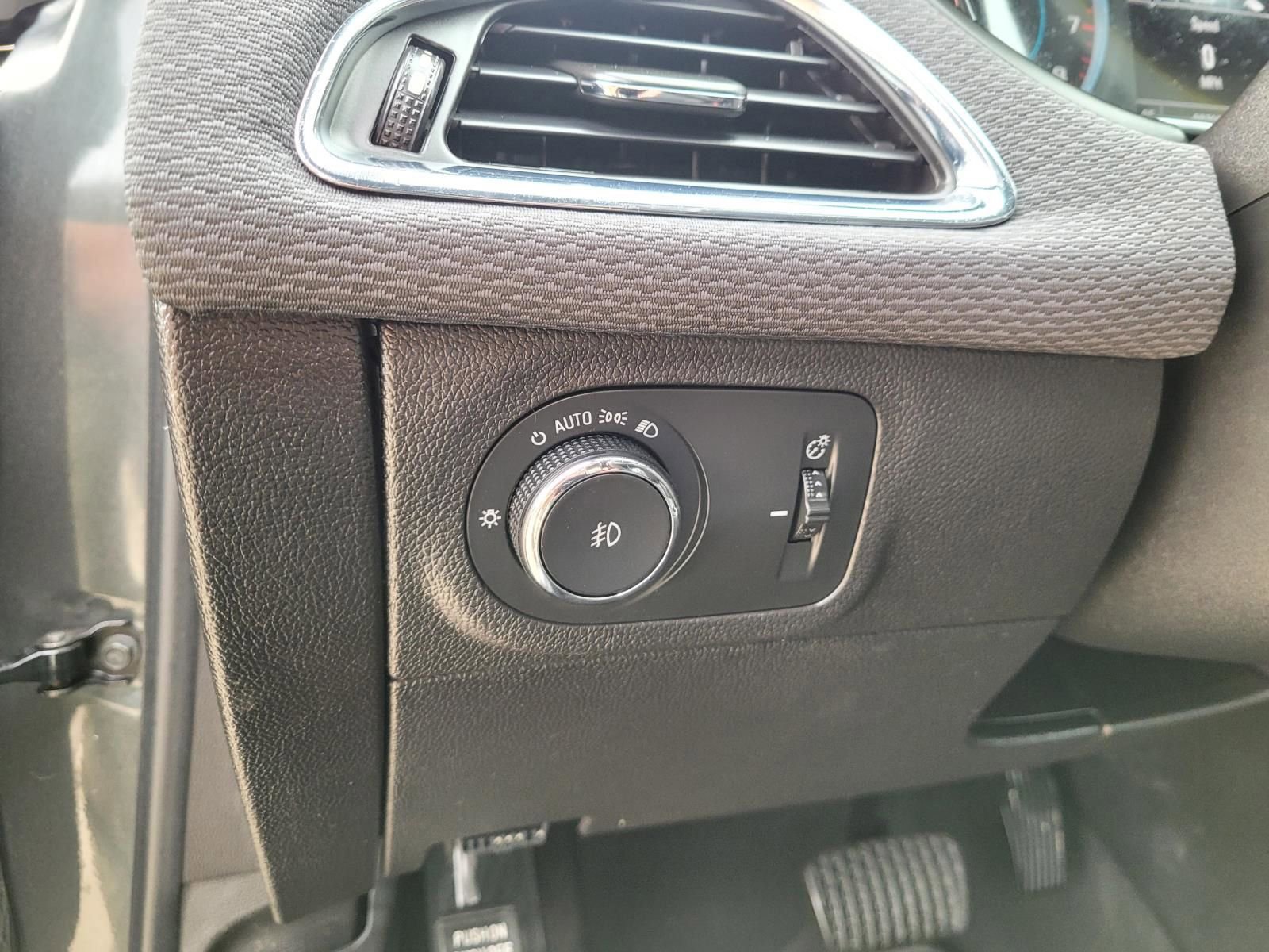 Used 2018 Chevrolet Cruze LT w/ Convenience Package FWD image 23