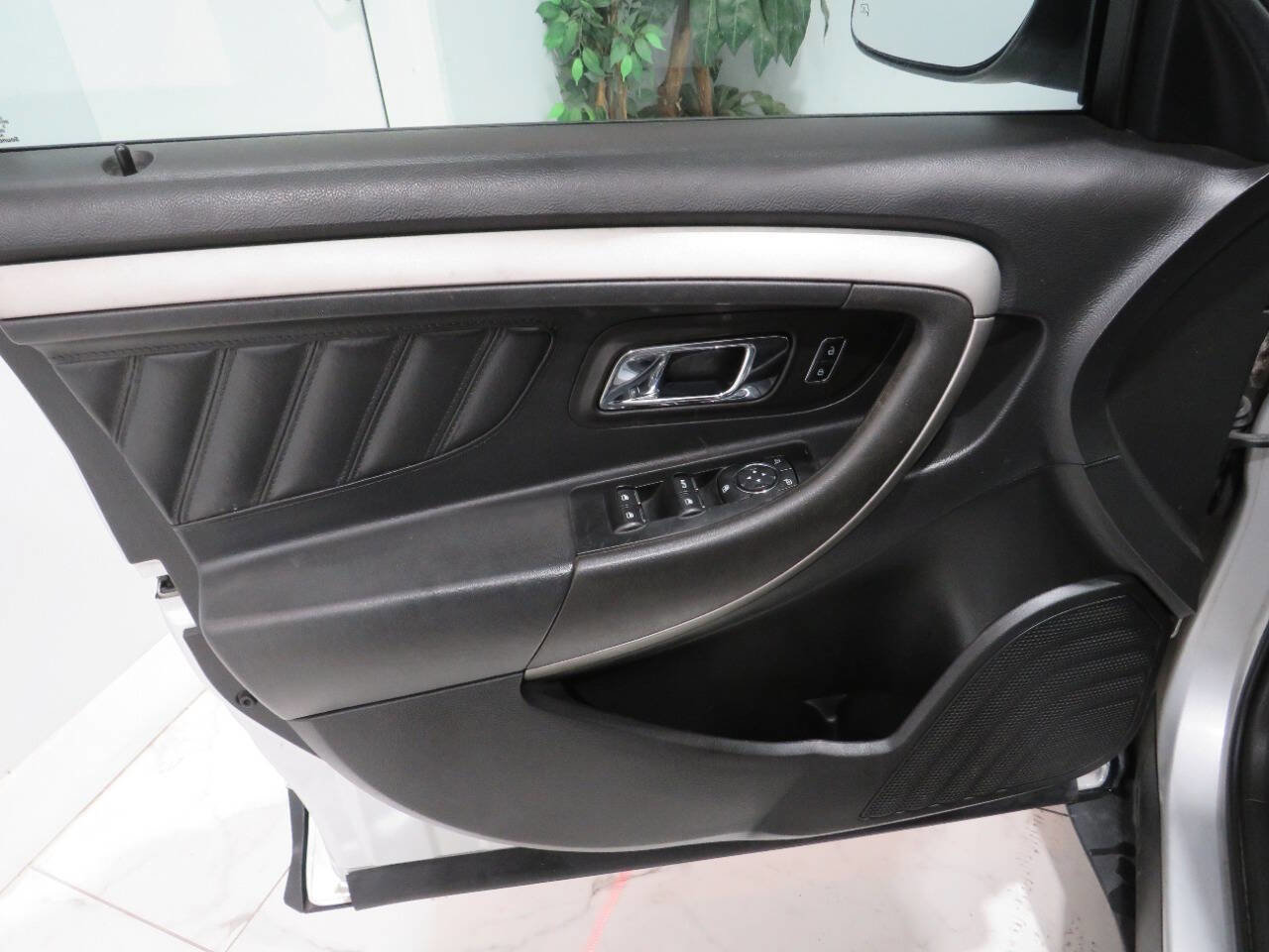 Used 2015 Ford Taurus SEL w/ Equipment Group 201A FWD image 24