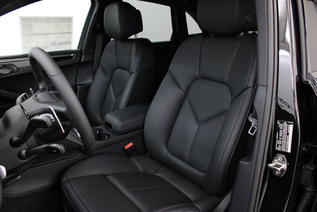 Certified 2025 Porsche Macan AWD/4WD image 4