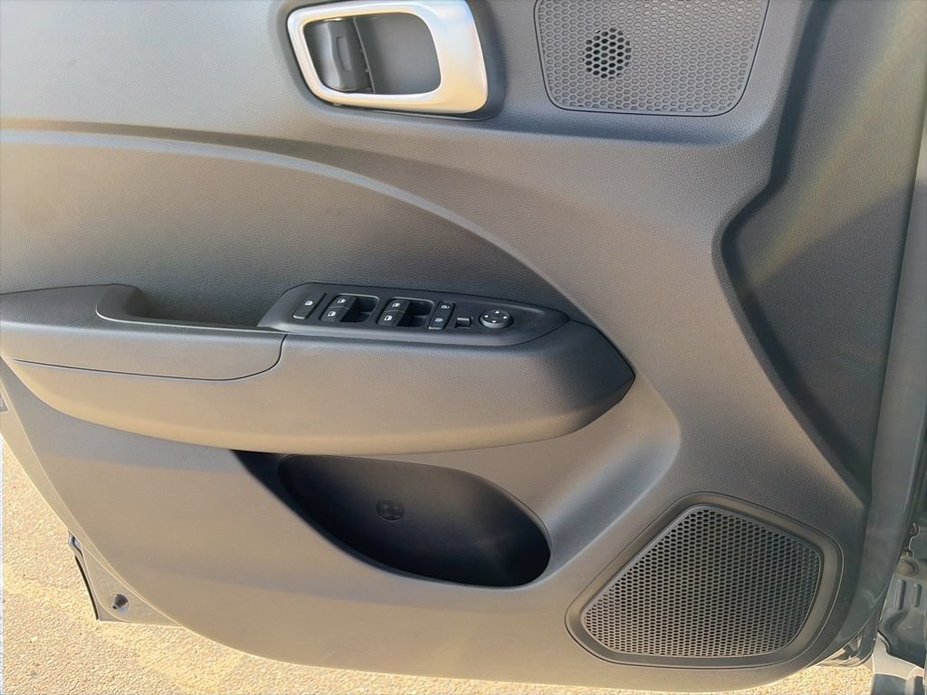Certified 2025 Hyundai Venue SE FWD image 12