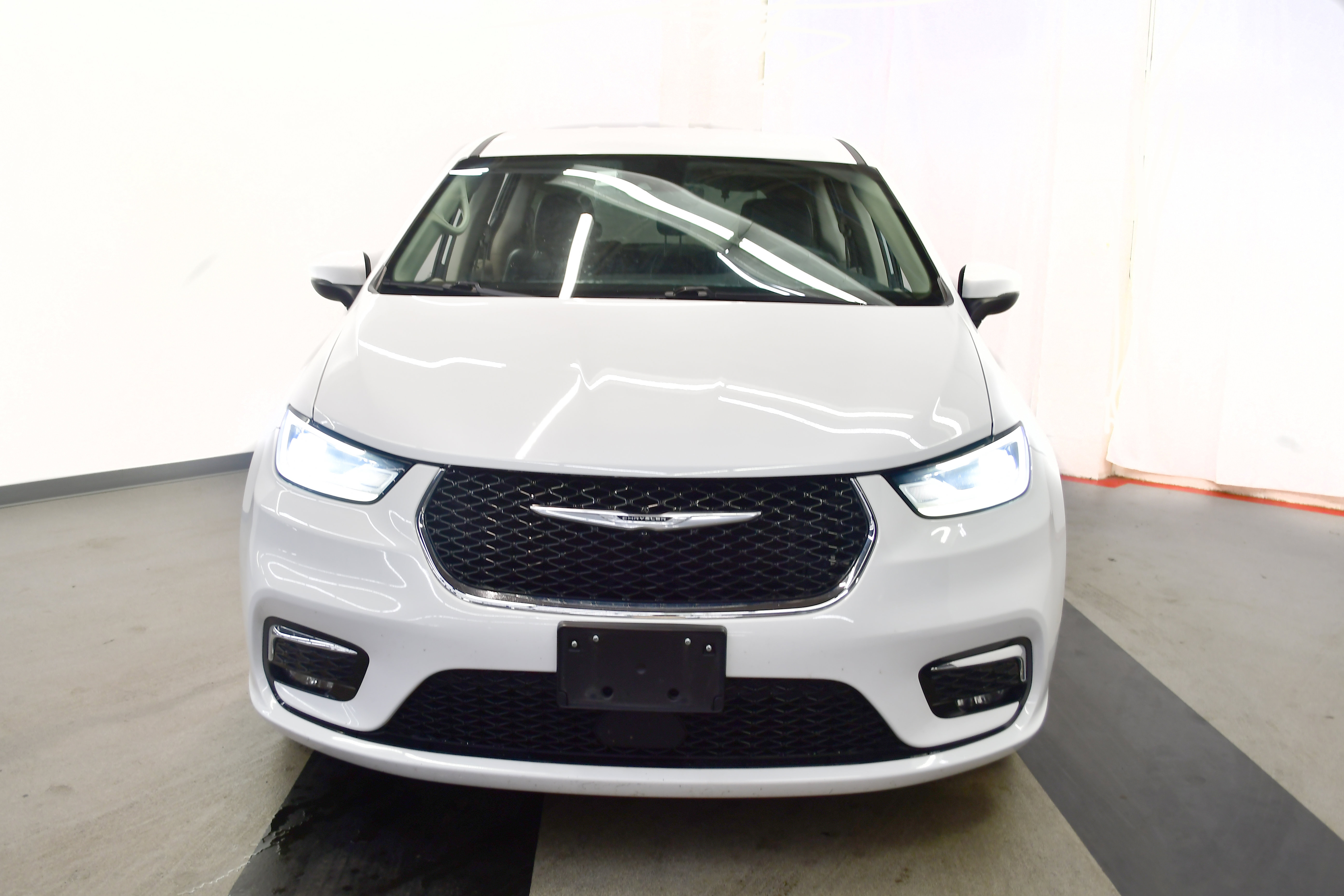 Used 2023 Chrysler Pacifica Touring-L image 5