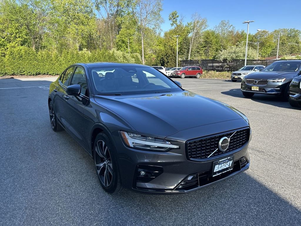 Used 2025 Volvo S60 B5 Core FWD image 2
