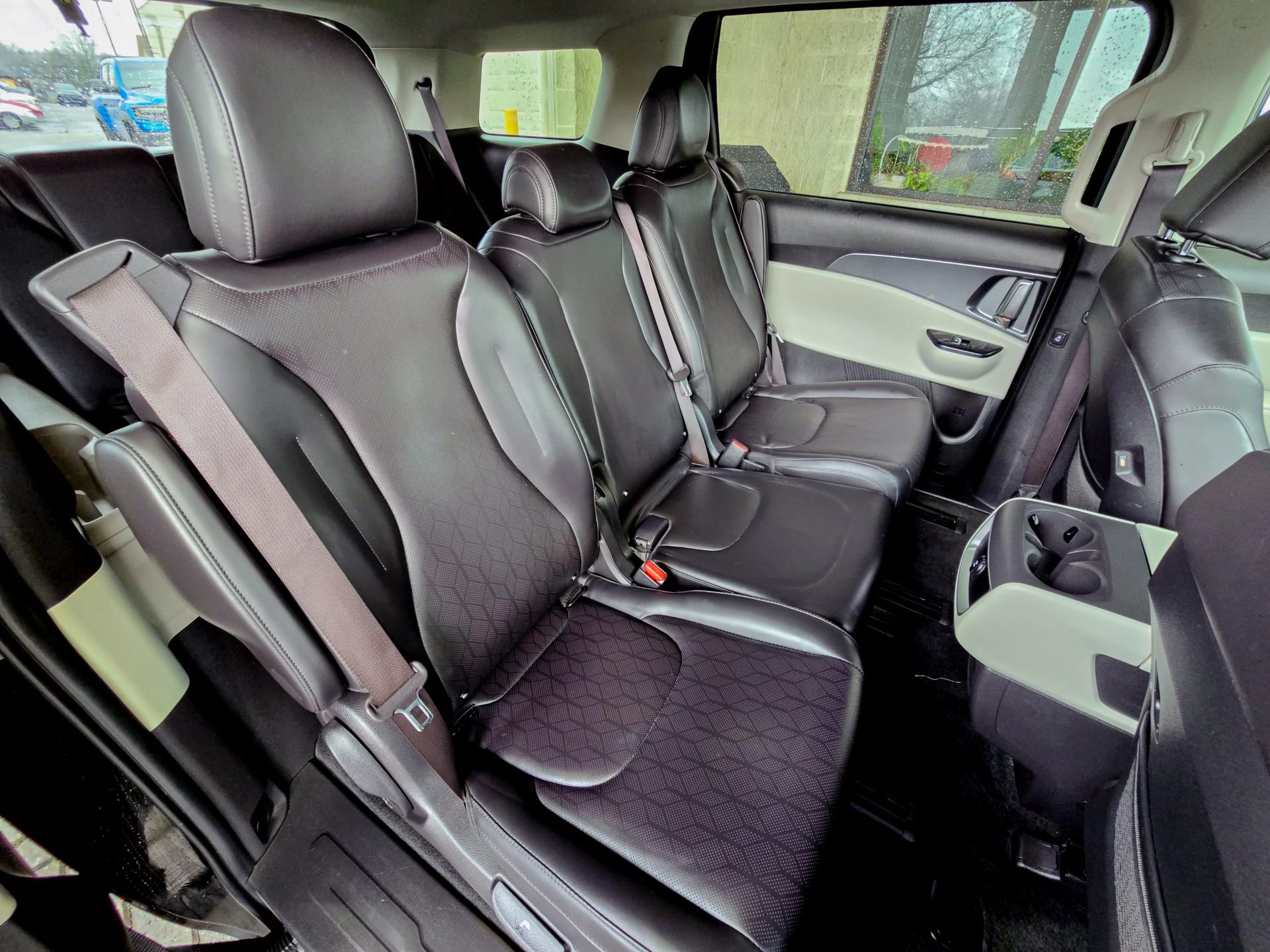 Used 2023 Kia Carnival LX image 23