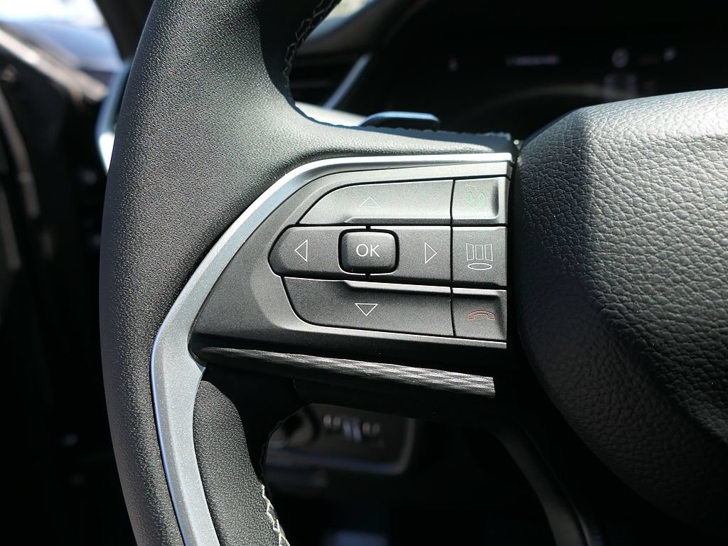 Used 2025 Jeep Grand Cherokee Laredo RWD image 14
