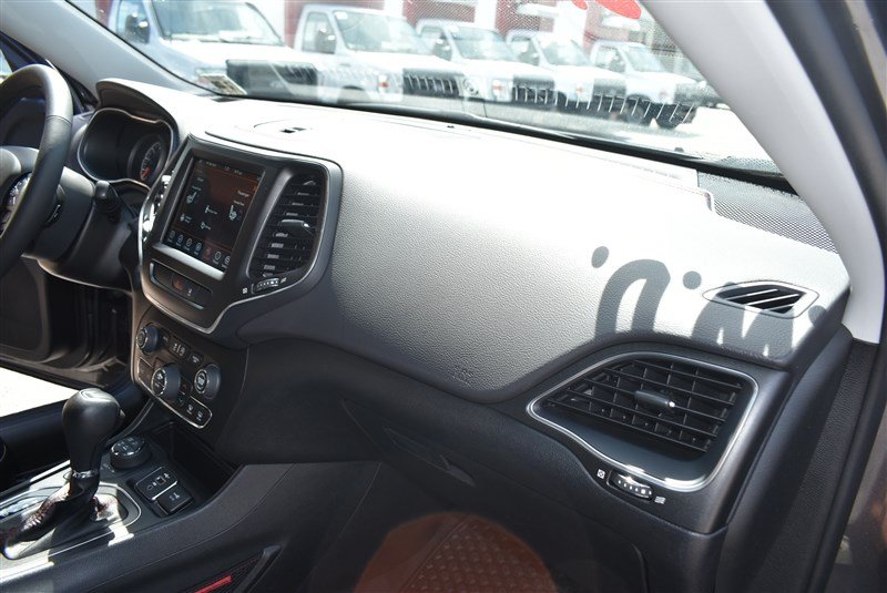 Used 2022 Jeep Cherokee Trailhawk AWD/4WD image 31