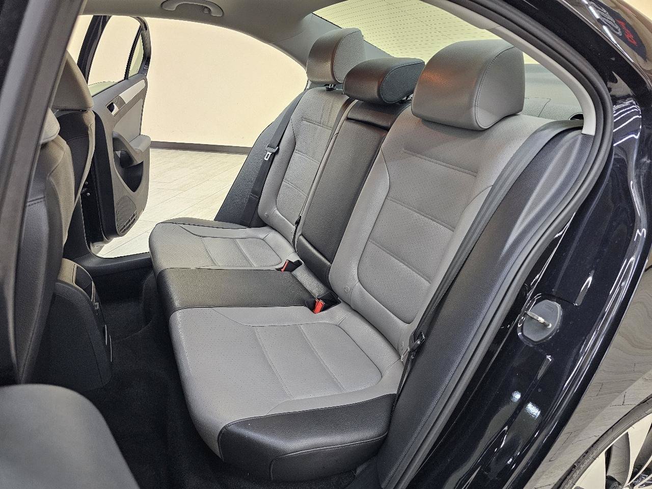 Used 2016 Volkswagen Jetta SEL Premium FWD image 24