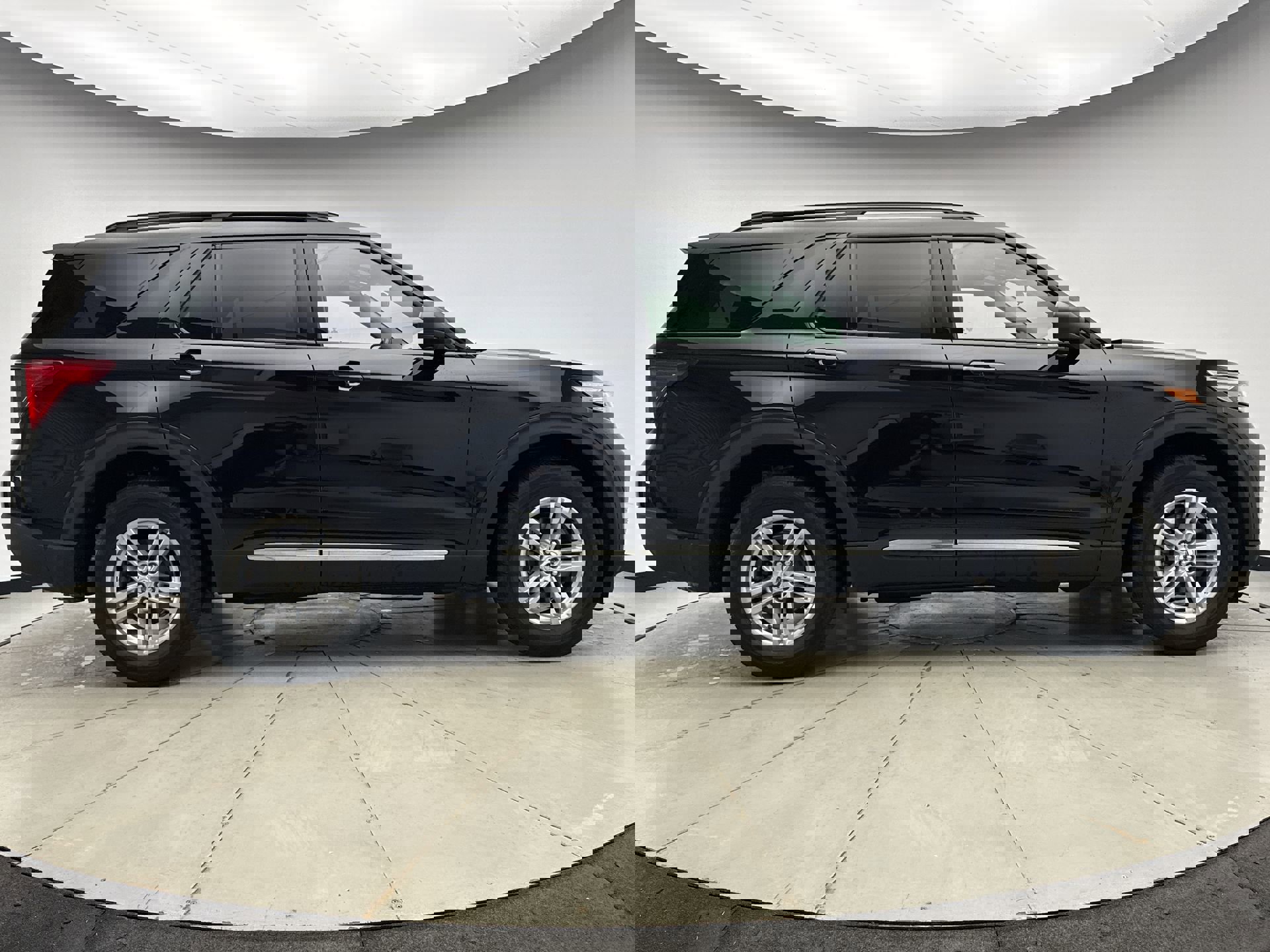 Used 2022 Ford Explorer XLT w/ Equipment Group 202A AWD/4WD image 6