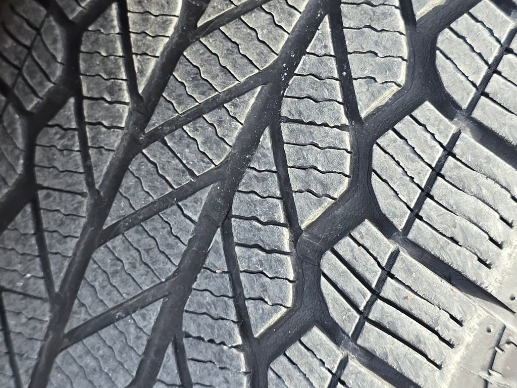 Used 2024 Kia Carnival LX image 9