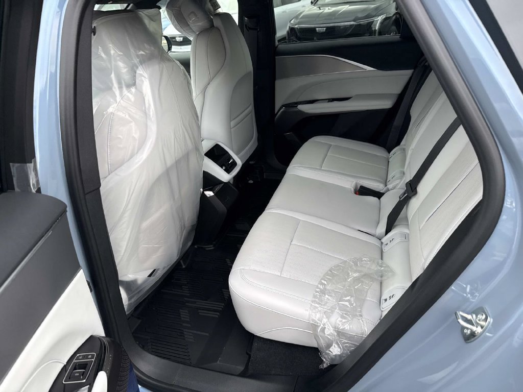 New 2027 Cadillac Lyriq Luxury w/ LPO, Floor Liner Package AWD/4WD image 9