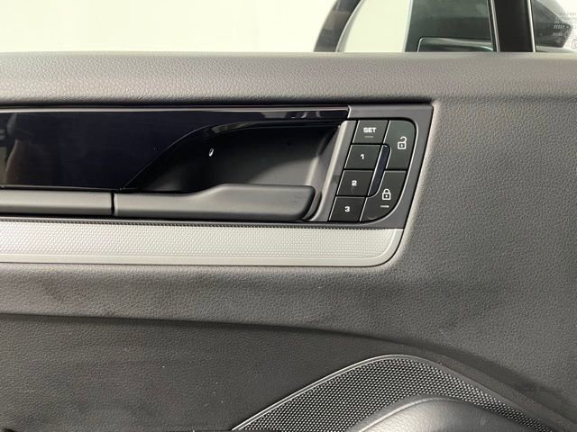 Used 2025 Porsche Cayenne E-Hybrid Coupe image 33