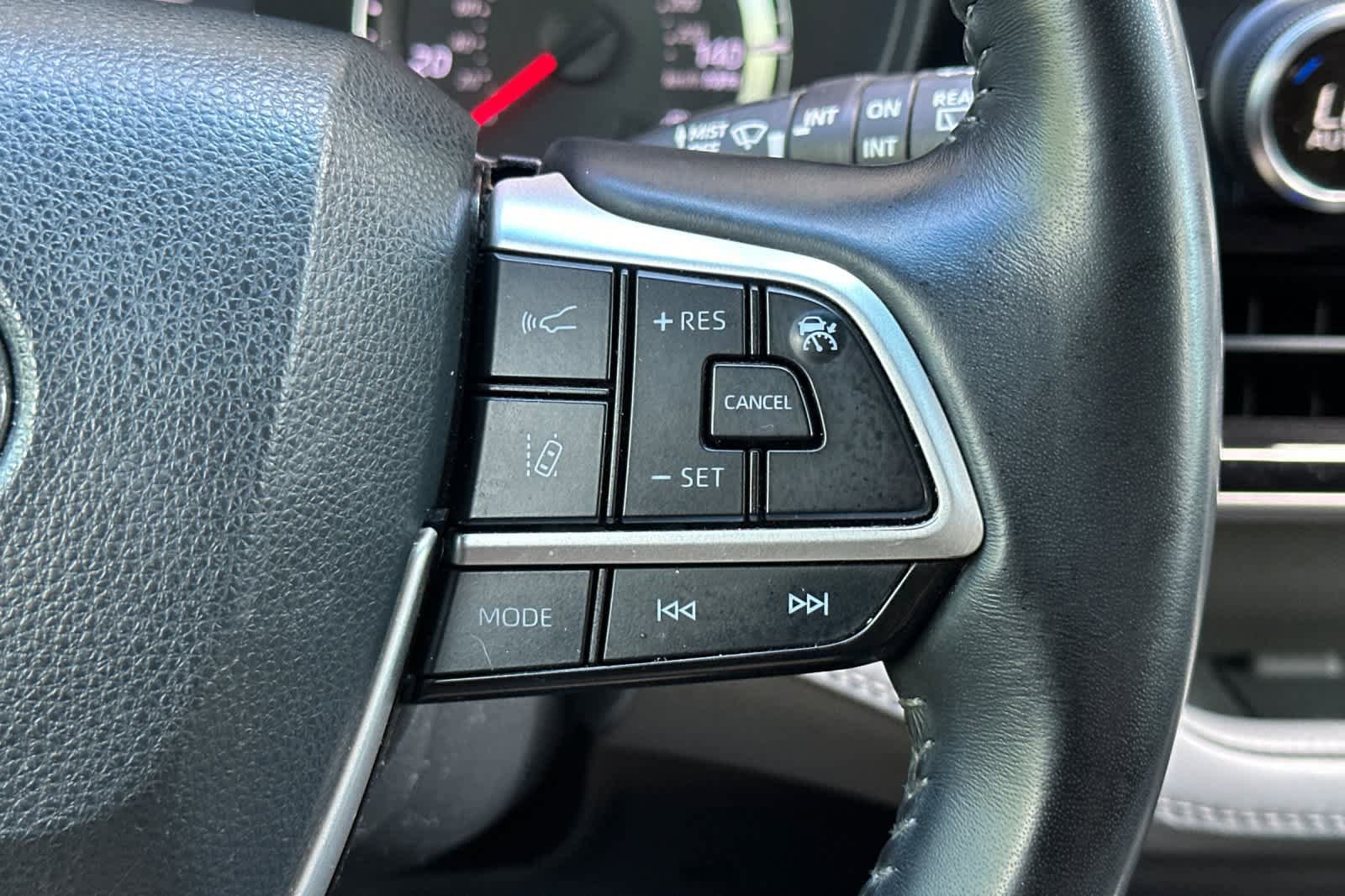 Used 2022 Toyota Highlander LE AWD/4WD image 27