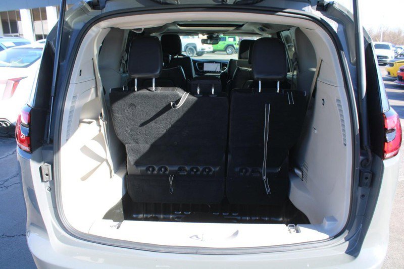 Used 2023 Chrysler Pacifica Limited image 7