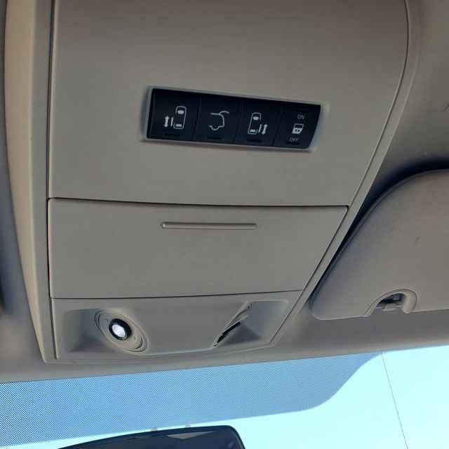 Used 2011 Chrysler Town & Country Touring FWD image 33