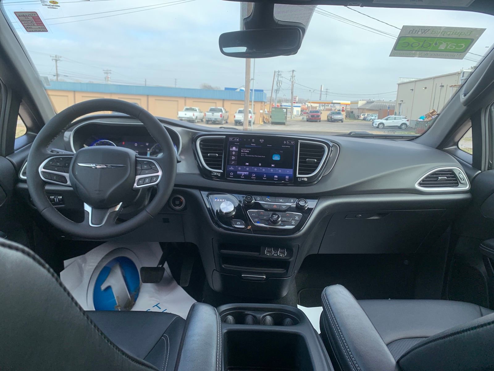 Used 2025 Chrysler Pacifica Select image 25