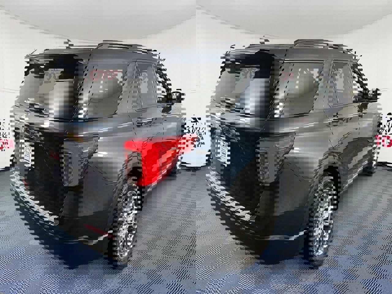 Used 2022 Ford Explorer XLT w/ Equipment Group 202A image 7