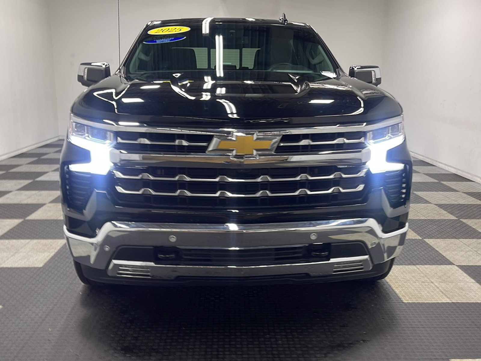Used 2025 Chevrolet Silverado 1500 LTZ w/ LTZ Premium Package AWD/4WD image 25