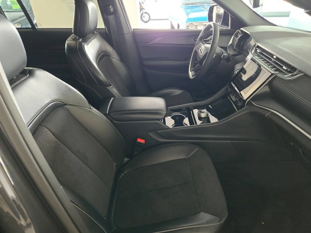 Used 2023 Jeep Grand Cherokee Altitude AWD/4WD image 6