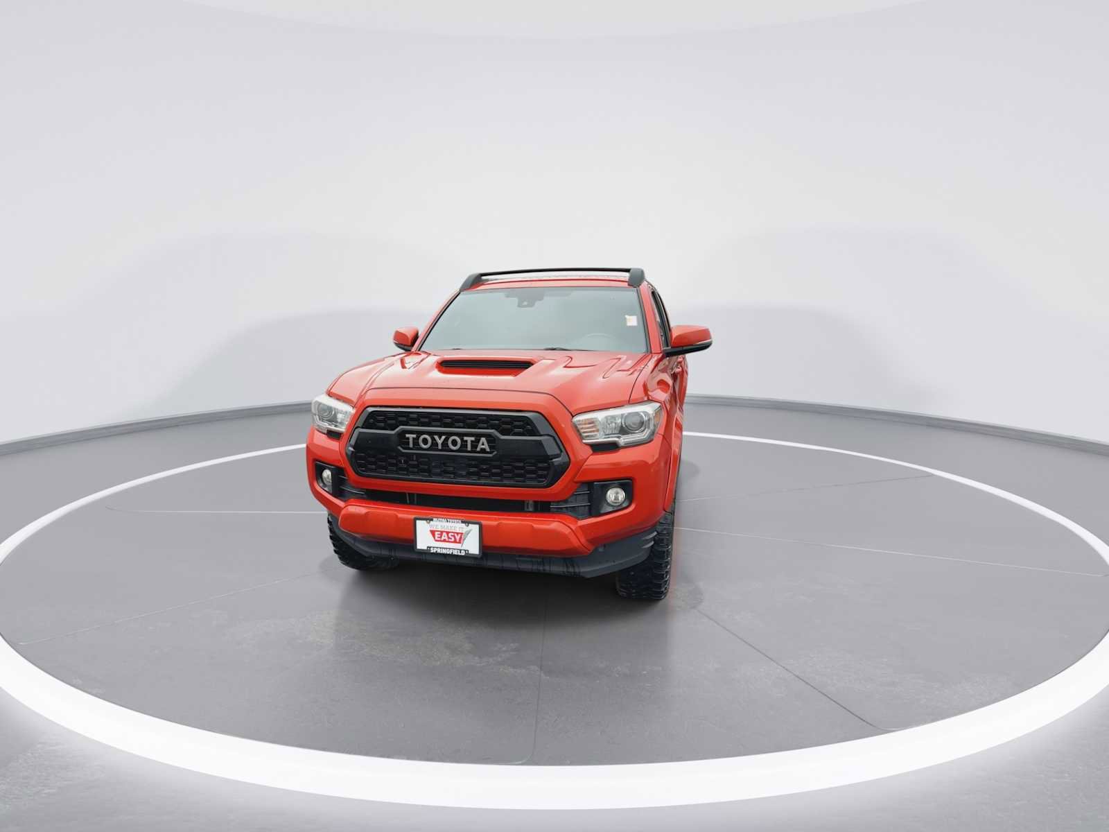 Used 2018 Toyota Tacoma TRD Sport image 3