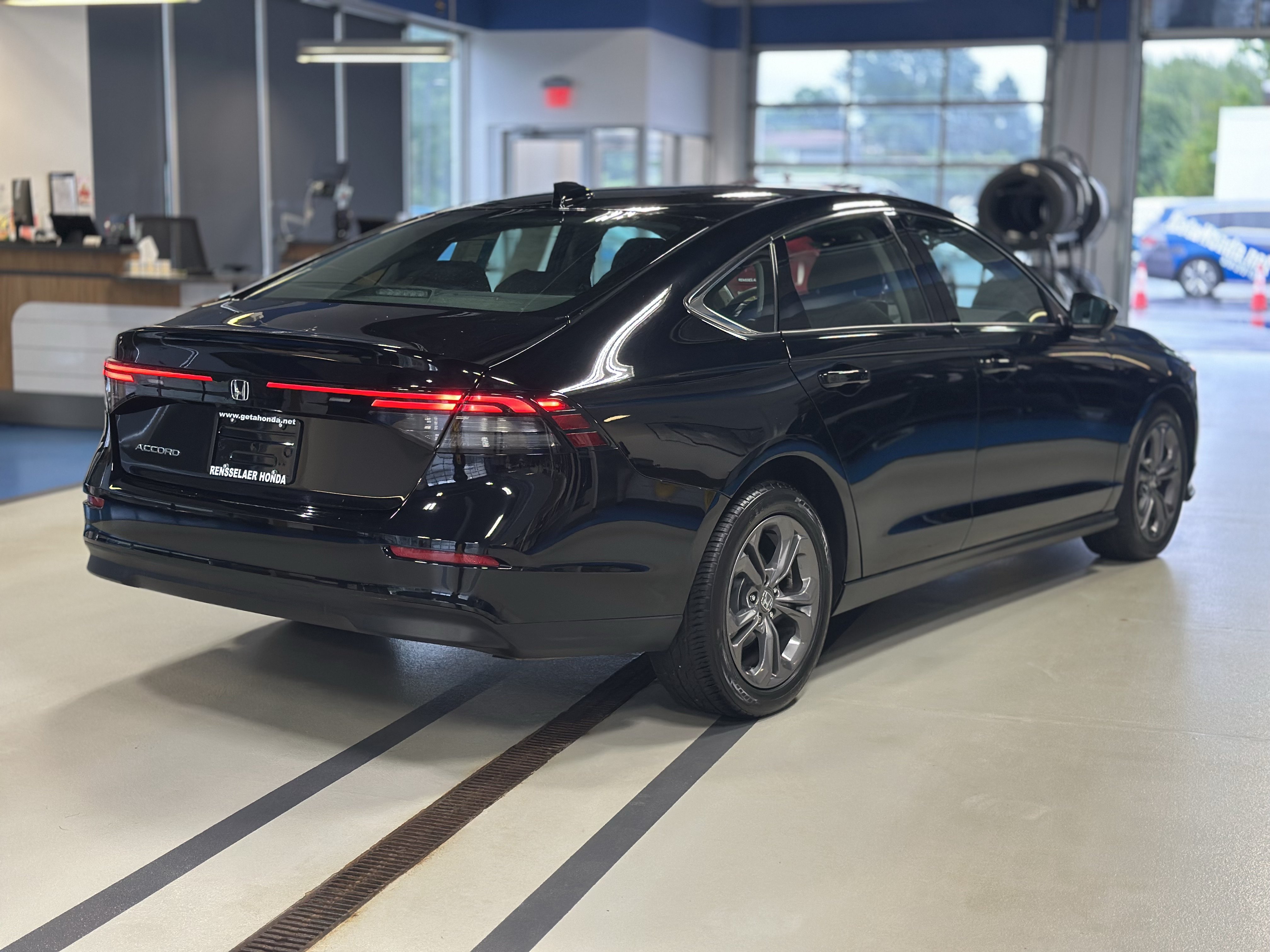 Used 2023 Honda Accord EX image 4