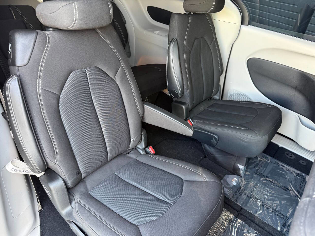 Used 2020 Chrysler Voyager LX image 12