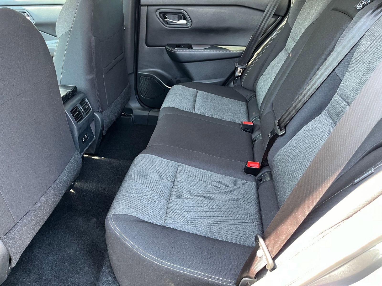 Used 2025 Nissan Rogue SV FWD image 27