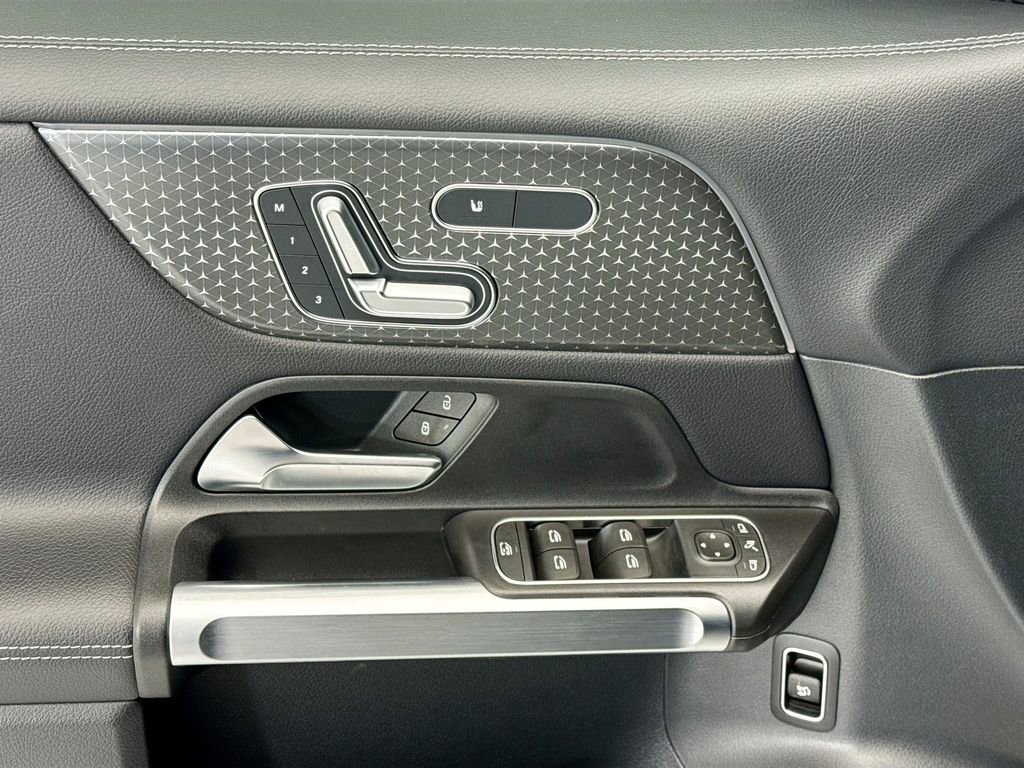 Used 2025 Mercedes-Benz GLB 250 image 21