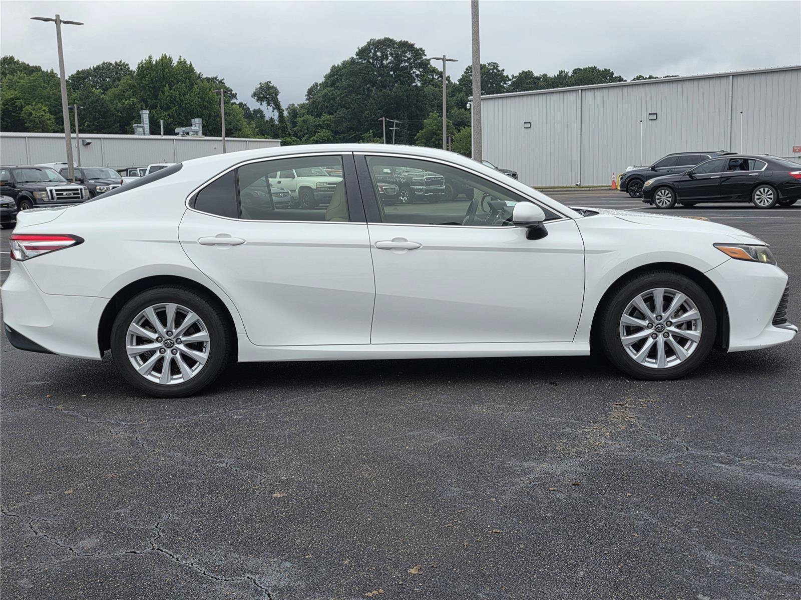 Used 2018 Toyota Camry LE FWD image 4