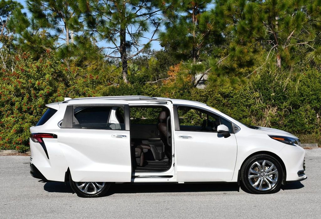 Used 2024 Toyota Sienna Platinum image 39