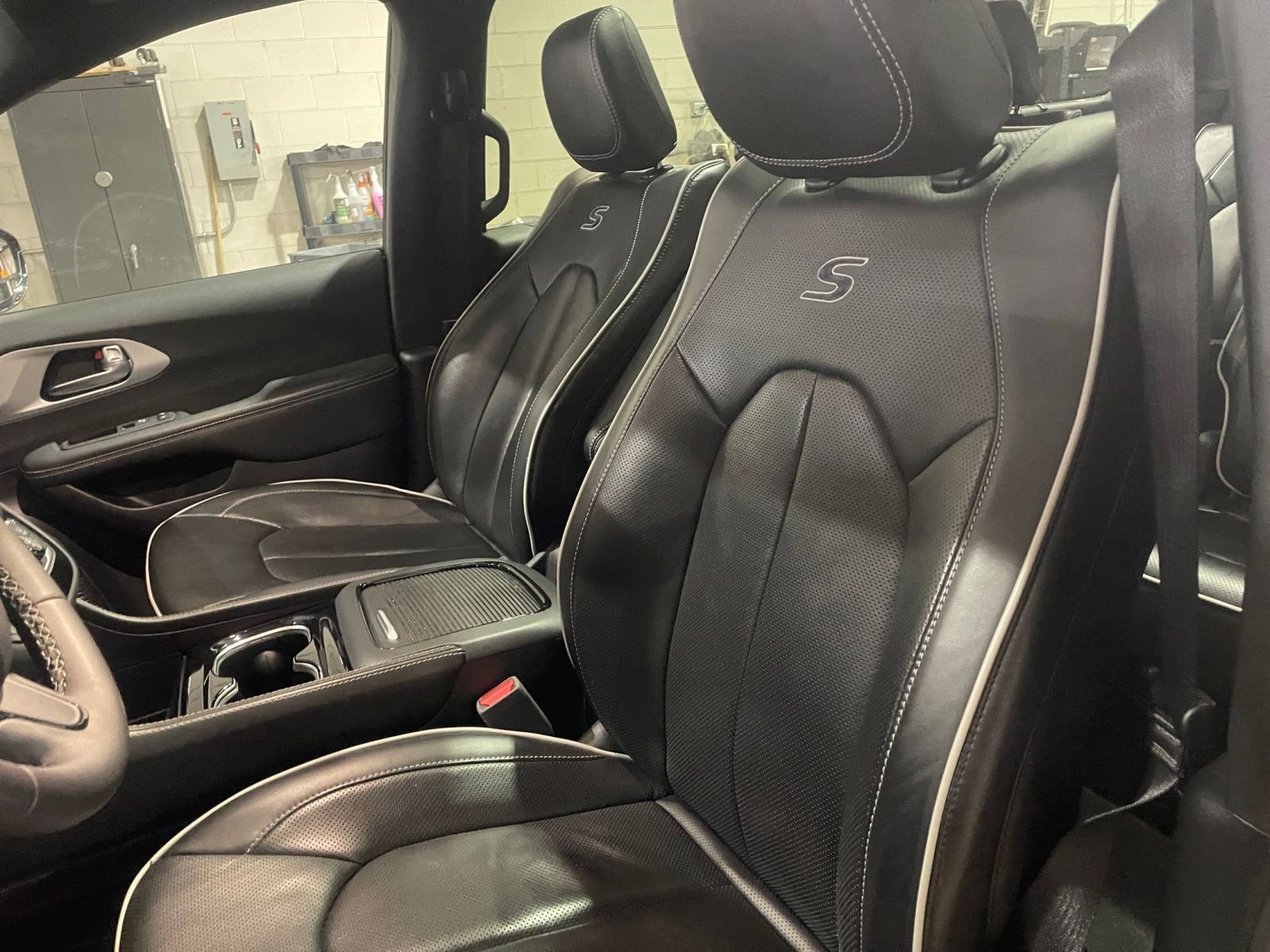 Used 2025 Chrysler Pacifica Limited image 42