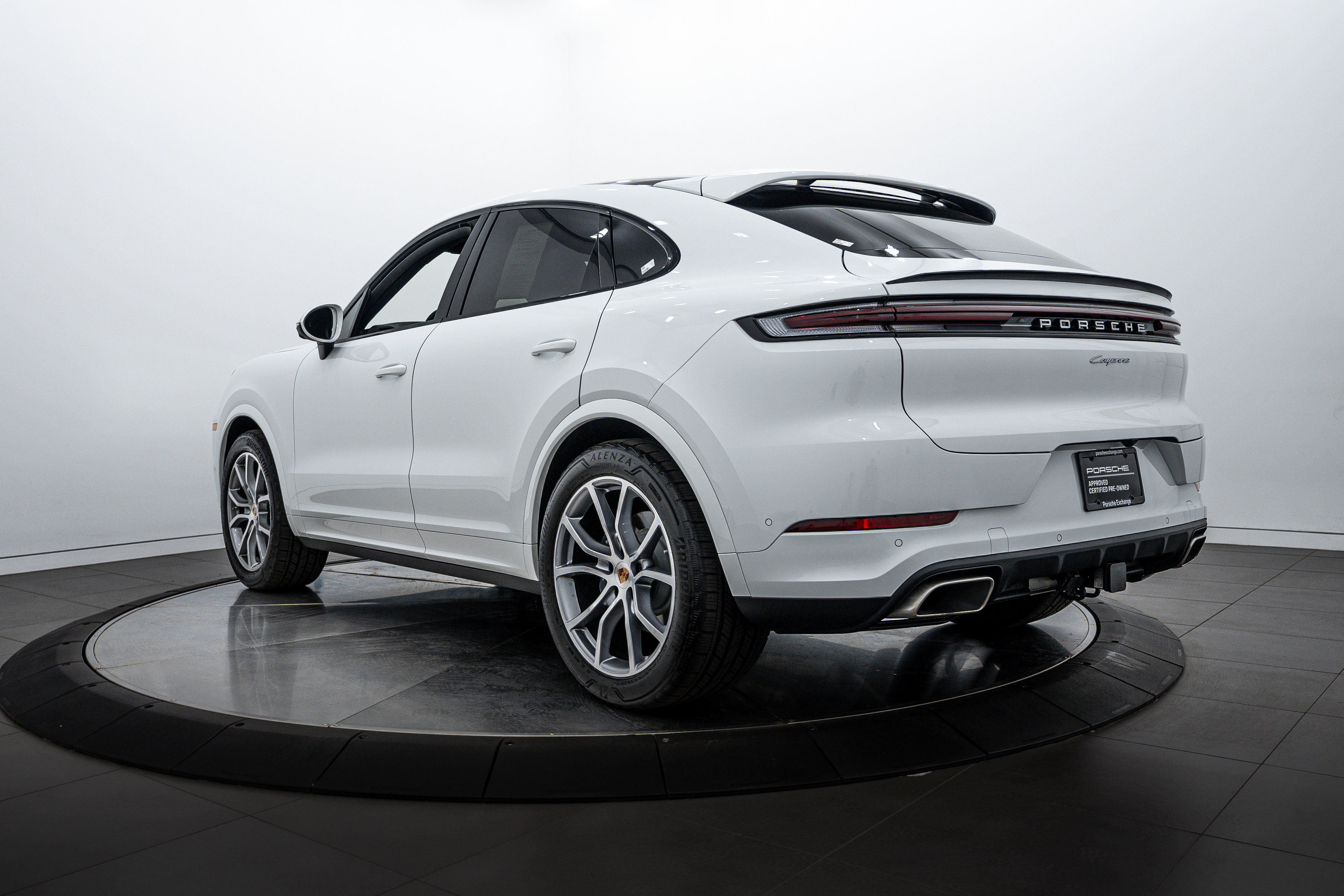 Certified 2025 Porsche Cayenne Coupe image 3