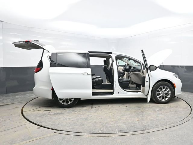 Used 2023 Chrysler Pacifica Touring-L image 43