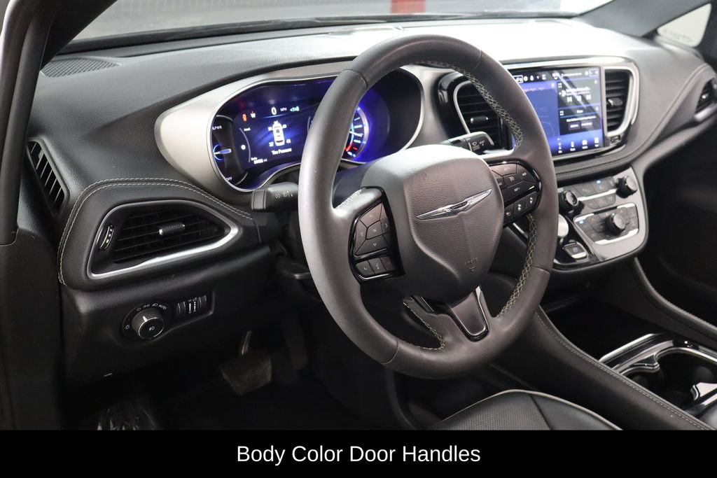 Used 2022 Chrysler Pacifica Limited w/ Uconnect Theater Family Group FWD image 18