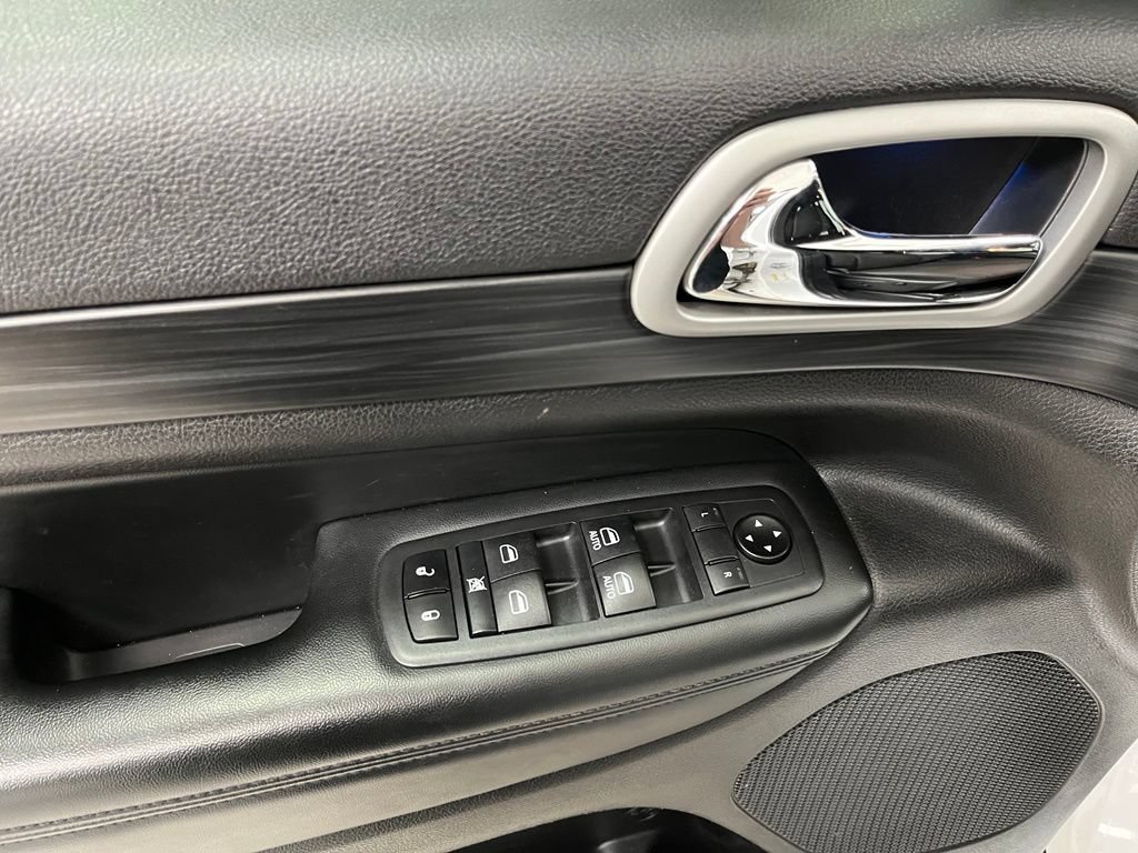 Used 2020 Jeep Grand Cherokee Laredo AWD/4WD image 24