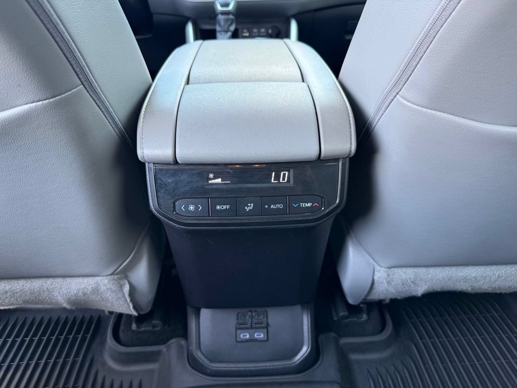 Used 2022 Toyota Highlander XLE AWD/4WD image 34