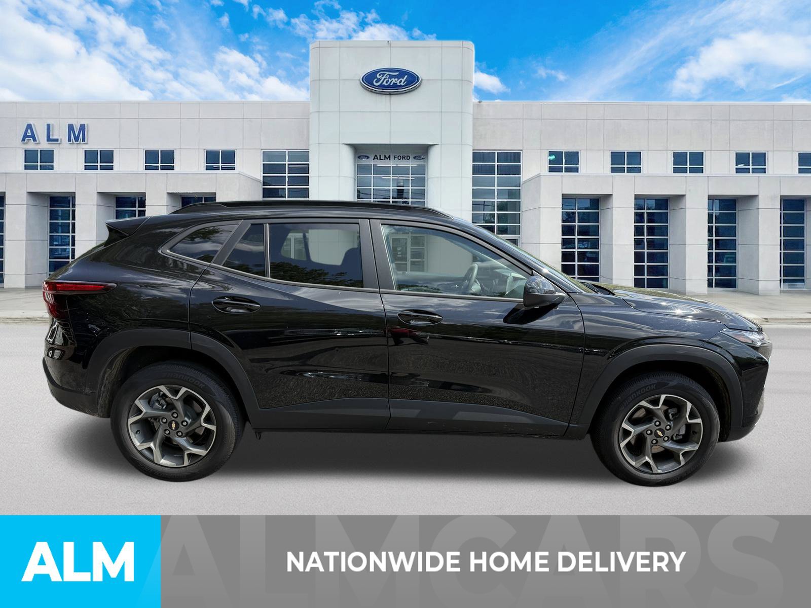 Used 2025 Chevrolet Trax LT FWD image 4