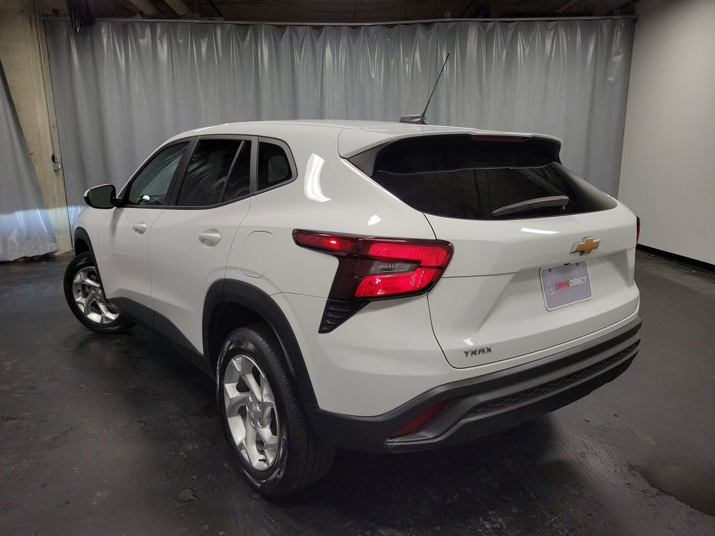 Used 2025 Chevrolet Trax LS w/ LS Convenience Package image 6