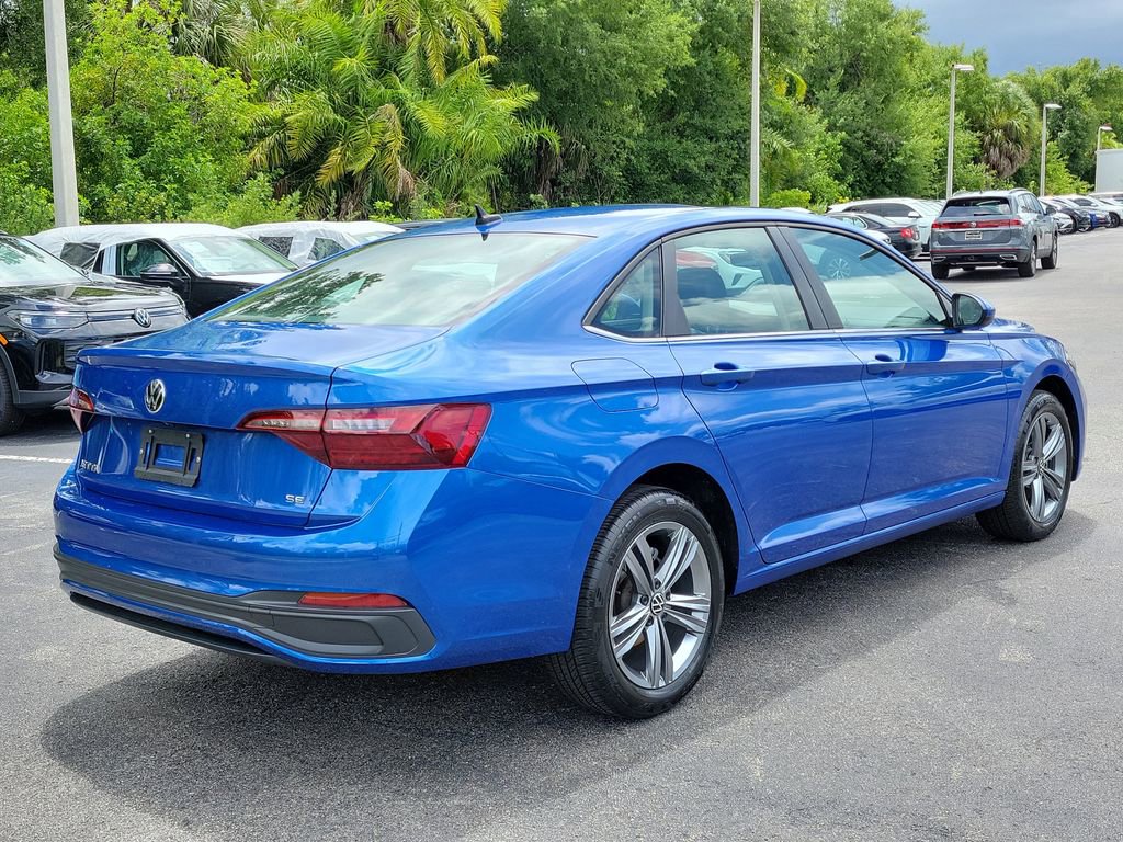 Used 2024 Volkswagen Jetta SE w/ Panoramic Sunroof Package FWD image 3