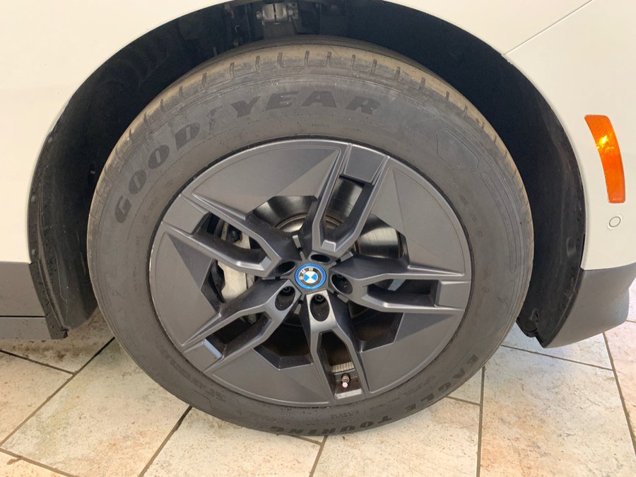 Used 2023 BMW iX xDrive50 w/ Premium Package AWD/4WD image 11