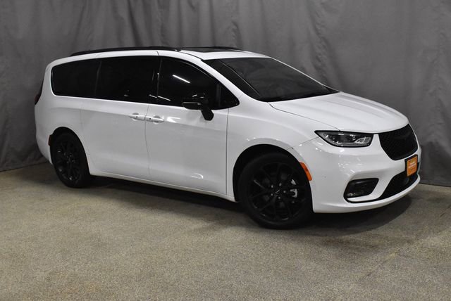 Certified 2025 Chrysler Pacifica Limited image 4