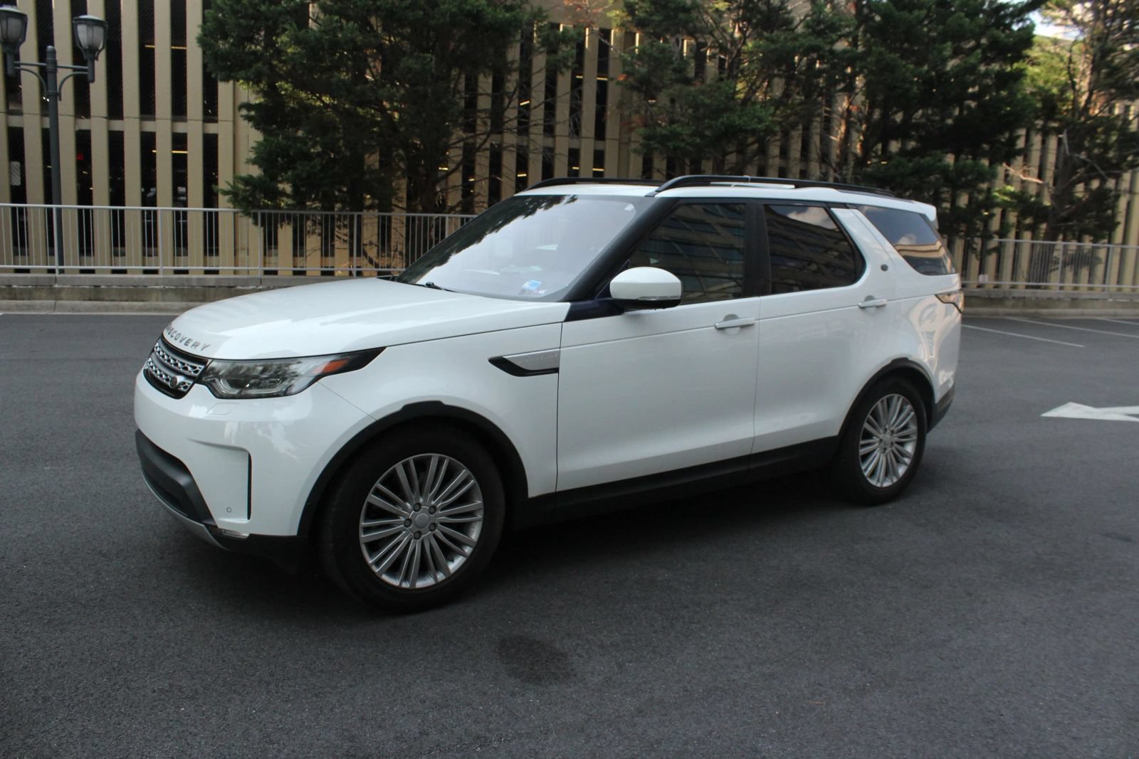 Used 2017 Land Rover Discovery HSE Luxury AWD/4WD image 12