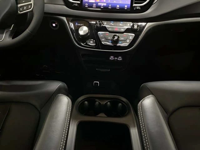 Used 2025 Chrysler Pacifica Select FWD image 14